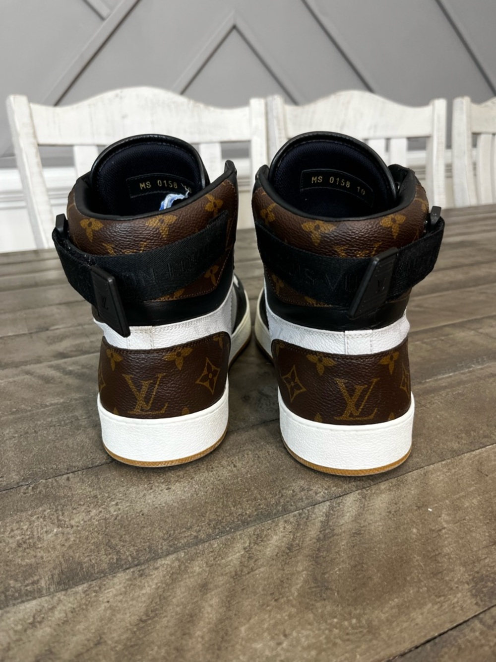 Louis Vuitton Rivoli
Monogram Sneaker White Black Leather Sz 11 Men’s - Picture 4 of 5